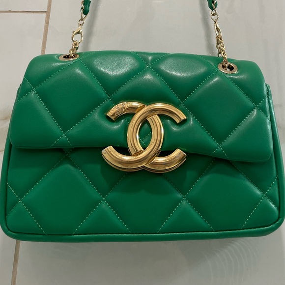 ✨ Designer Style Quilted Green Shoulder Bag – Gold Chain Detail ✨ - Picture 8 of 16